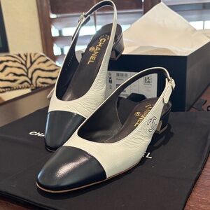 Chanel slingbacks size 40. White and navy.